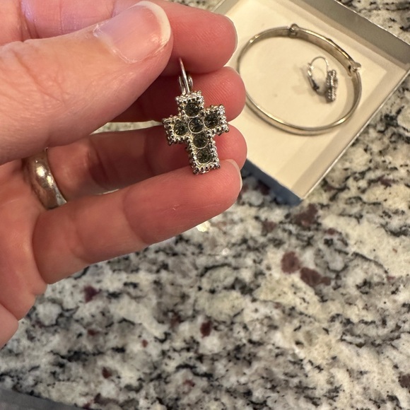 Vintage bangle bracelet and cross earring set - Picture 5 of 8
